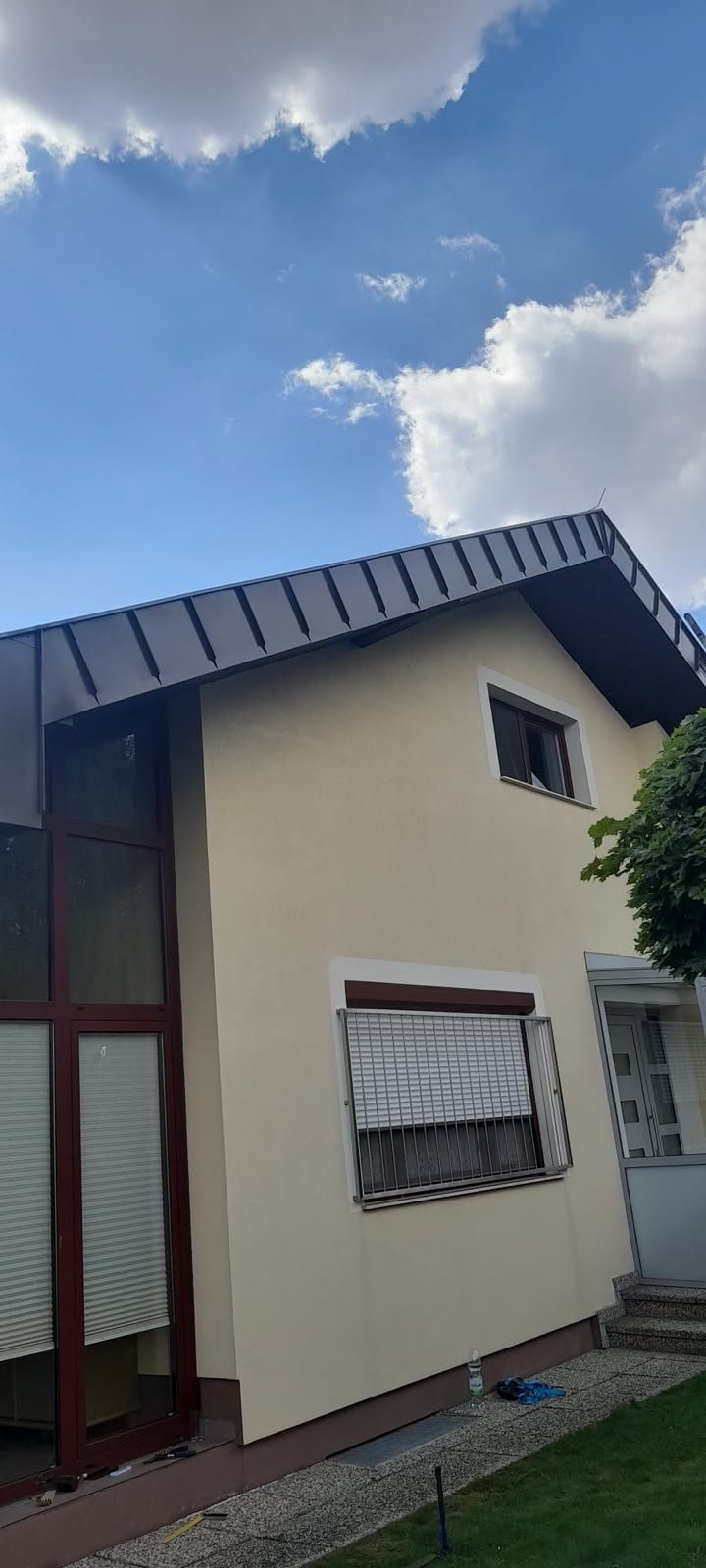 Flach geneigtes Blechdach eines Wohnhauses