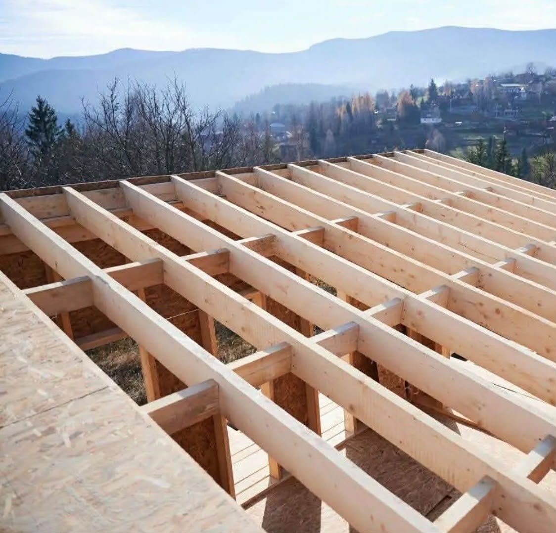 Holzkonstruktion eines Dachstuhls im Rohbau