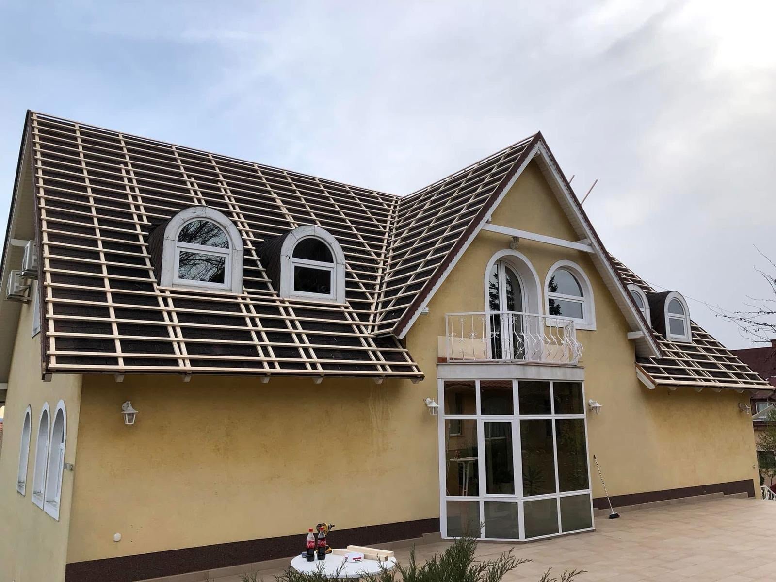 Dachfläche mit neuer Lattung während der Reparatur