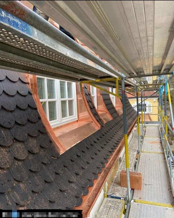 Dachsanierung mit Schindeleindeckung und Gaube